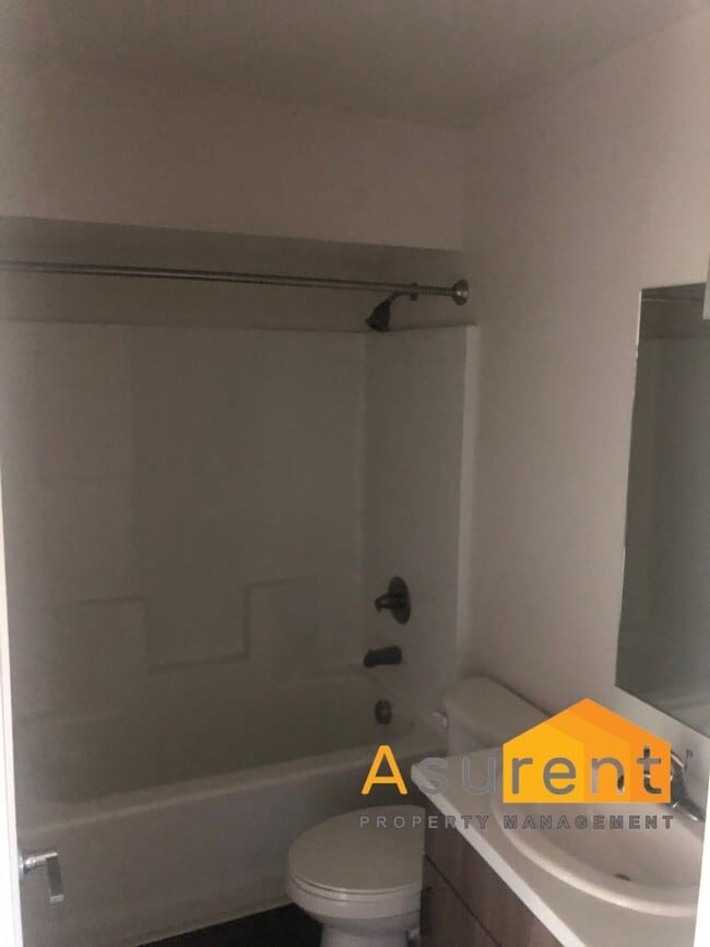 Building Photo - New Townhome close to downtown!