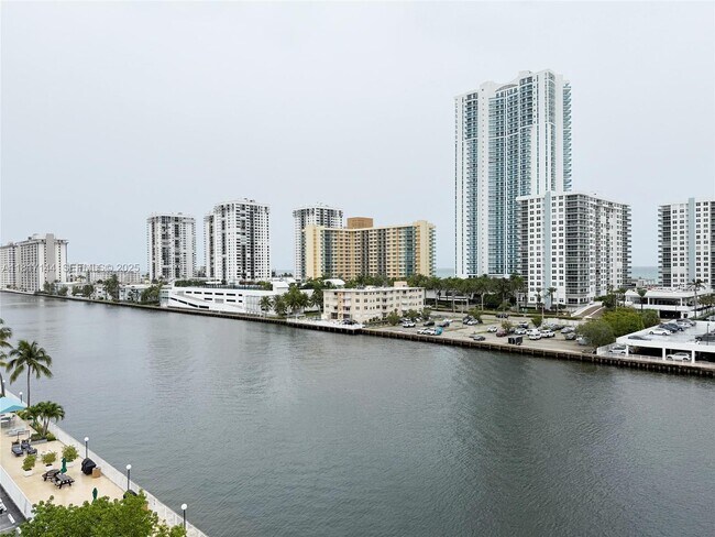 Building Photo - 800 Parkview Dr