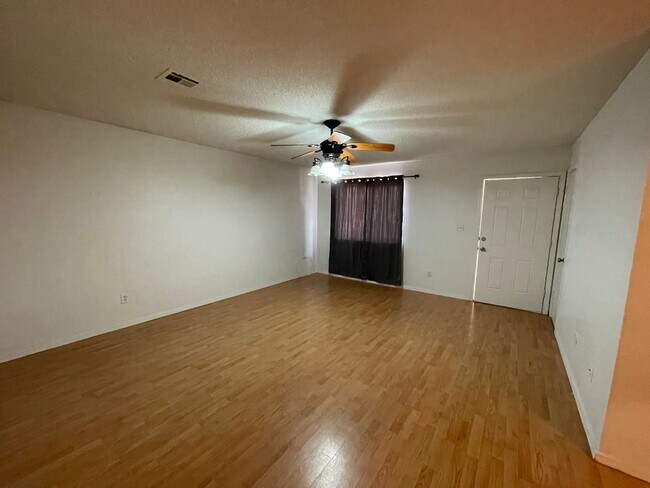 Building Photo - 3 BEDROOM HOME ON HUGE LOT WITH SOLAR  INCLUDED!