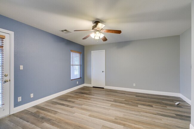 Building Photo - BEAUTIFUL POOL HOME W/RV