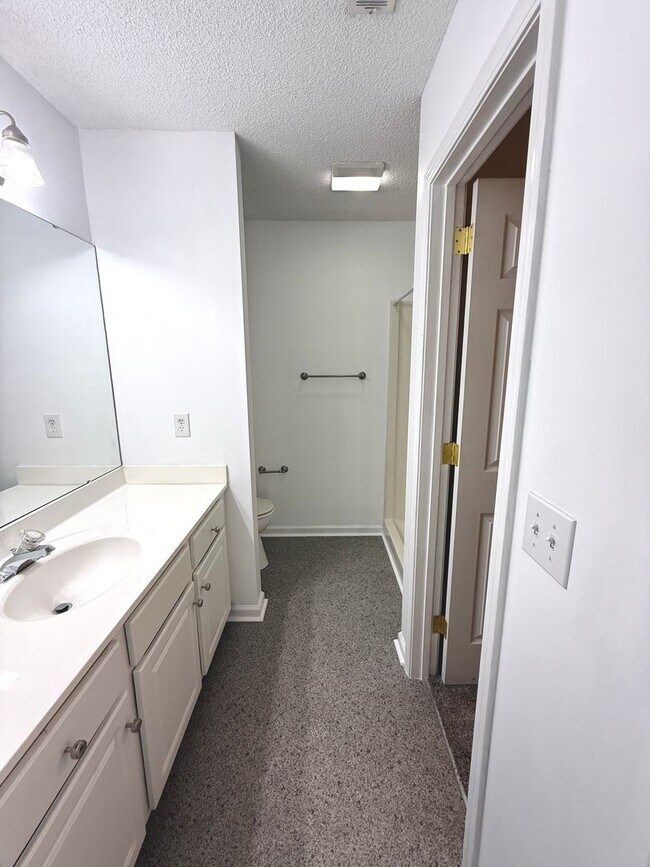 Building Photo - RENT SPECIAL! Updated Holten Place, top fl...