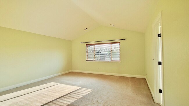 Building Photo - **$1000 OFF FIRST FULL MONTHS RENT**  Gorg...