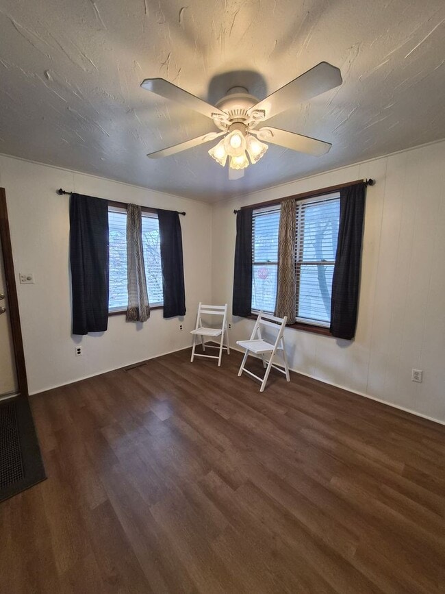 Building Photo - 527 N Franklin St