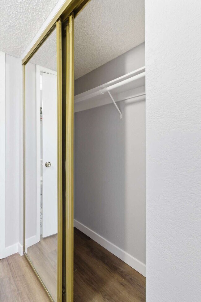 Building Photo - Top-floor studio apartment! Recently renovated with brand new flooring and paint throughout.