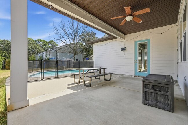Building Photo - Stunning 4 Bedroom Home with Solar Energy & Private Pool!