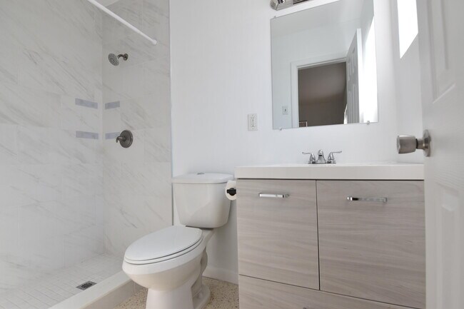 Building Photo - 2472 NE 5th Ave