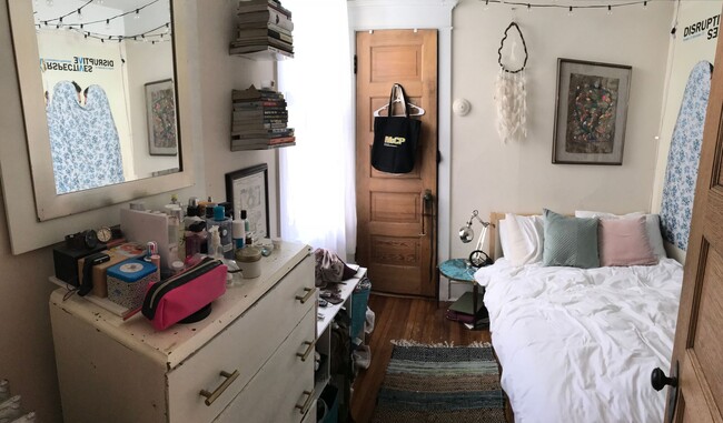 Building Photo - Very Spacious 2 BR/1 BA in Wrigleyville