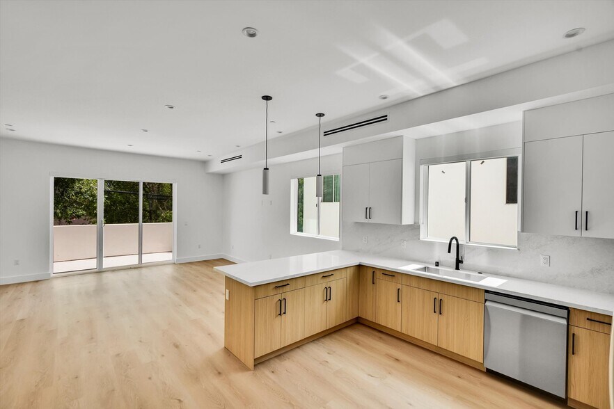 Building Photo - 5024 Cahuenga Blvd