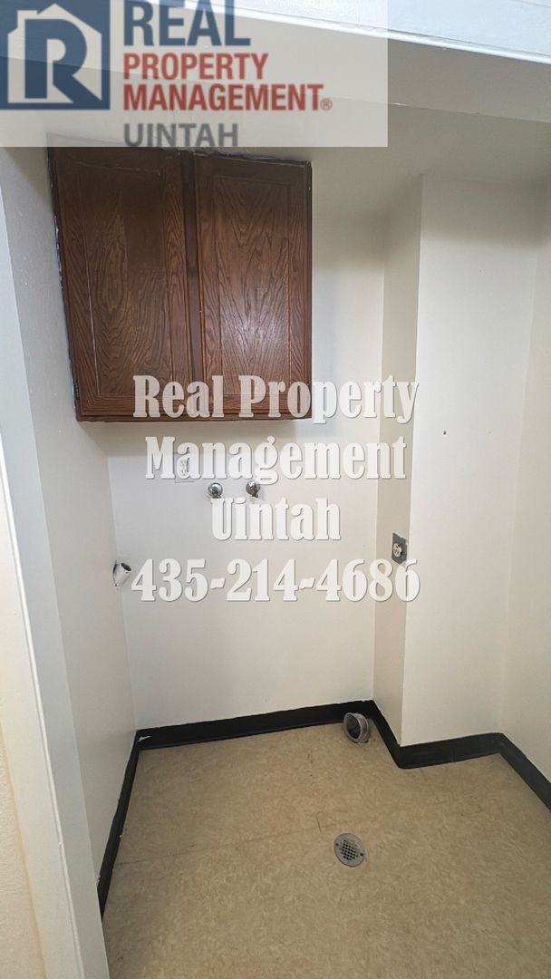 Building Photo - 3 Bedroom, 1.5 Bath Town home.
