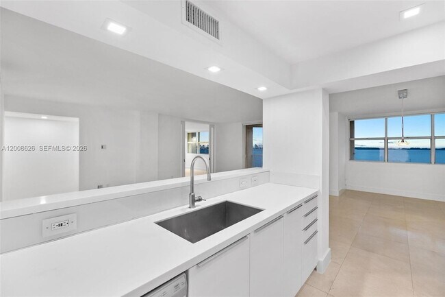 Building Photo - 1420 Brickell Bay Dr