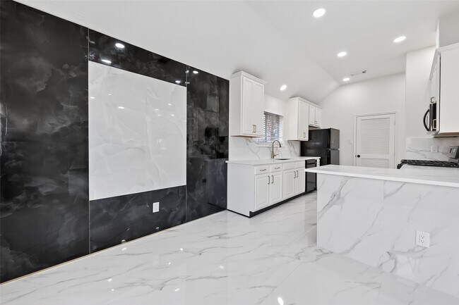 Building Photo - 10703 White Bridge Ln