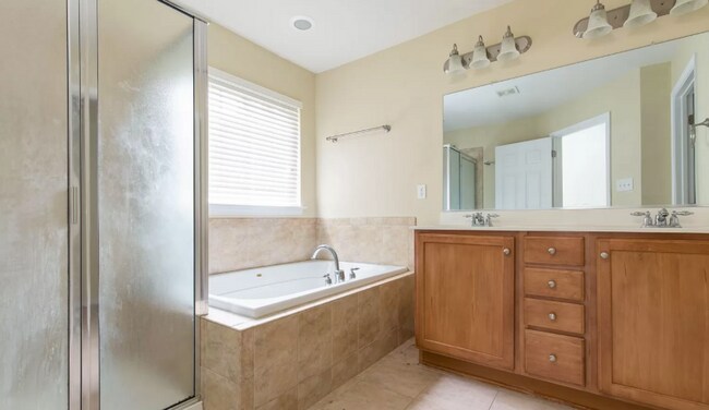 Building Photo - Gorgeous Townhome in Western Henrico!