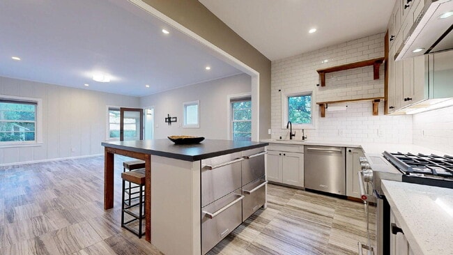 Building Photo - Beautifully Updated Flat with Gourmet Kitchen & Private Outdoor Retreat