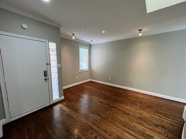 Building Photo - 4040 Avondale Ave