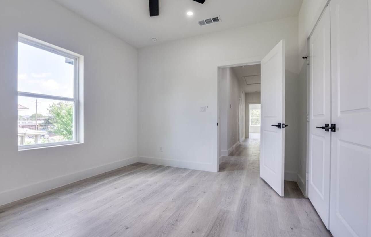 Building Photo - Room in Duplex on Wendelkin St