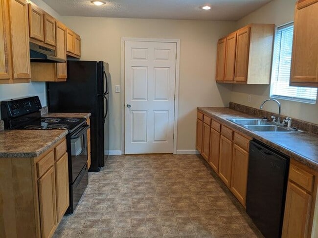 Building Photo - 4 Bedroom Home on East Side-Pets Welcome