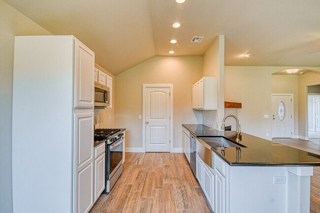 Building Photo - 1016 E Jackrabbit Ln