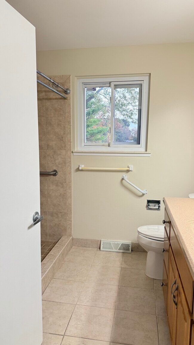 Building Photo - 1060 Glaser Dr