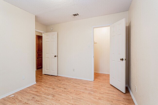 Building Photo - 404 Kenniston Dr