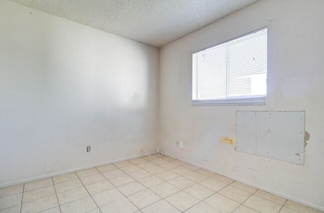 Building Photo - 373 N Williams St