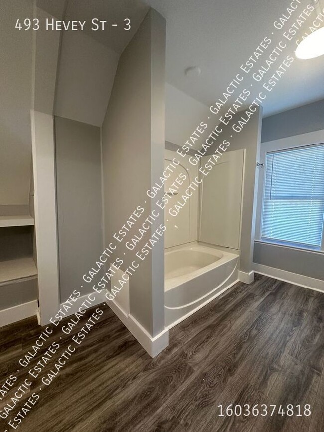 Building Photo - 493 Hevey St