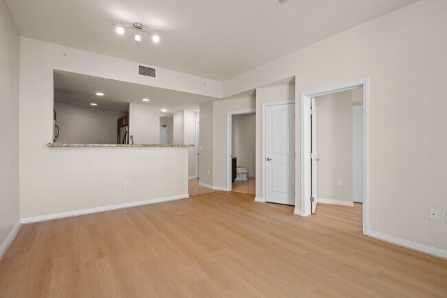 Building Photo - Beautiful Condo Right Across from Petco Park!