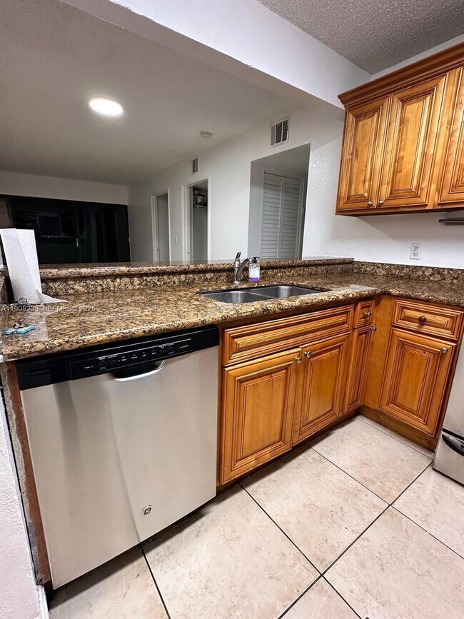 Building Photo - 1562 Lake Crystal Dr