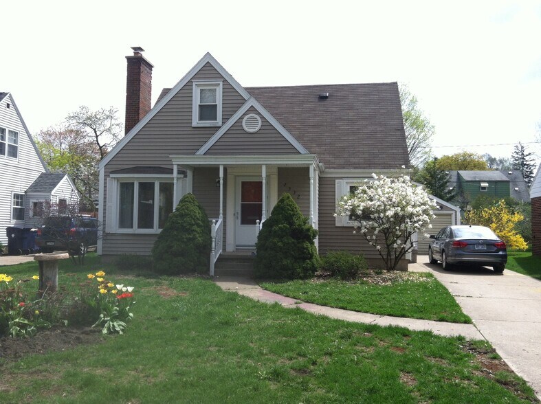 Building Photo - 2332 Monroe Ave NE