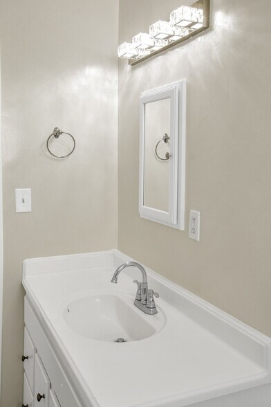 Building Photo - 7566 Romaine St