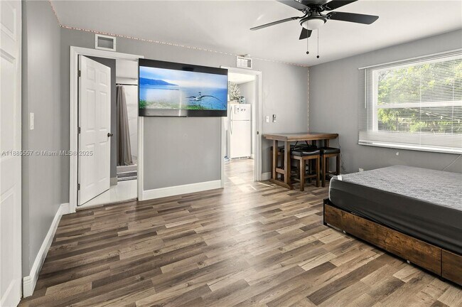 Building Photo - 3633 SW 12th Ct