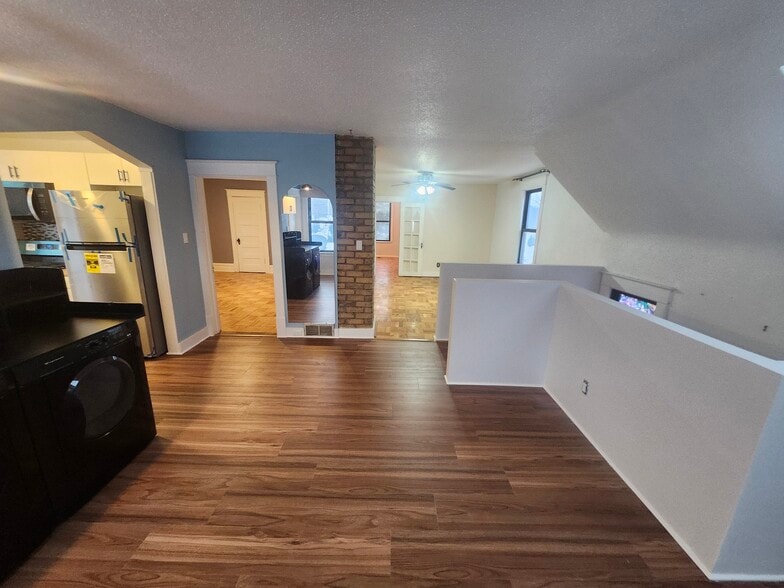 Building Photo - 796 Larpenteur Ave W