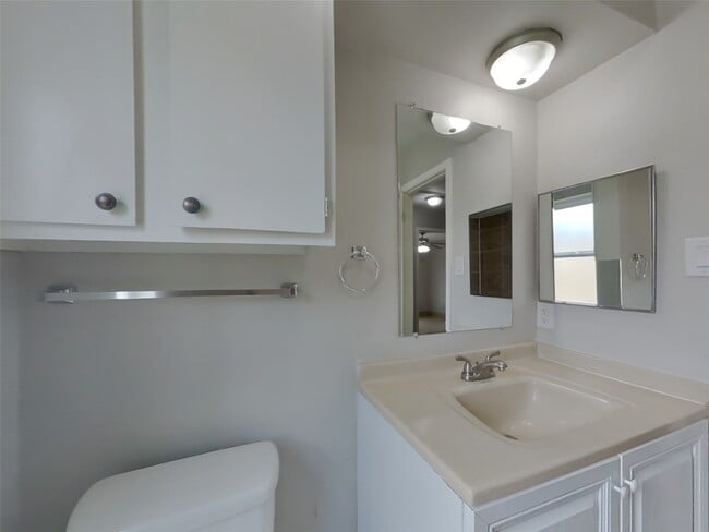 Building Photo - 7318 Foxway Ln