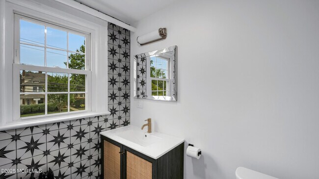 Building Photo - 87 Maple Ave