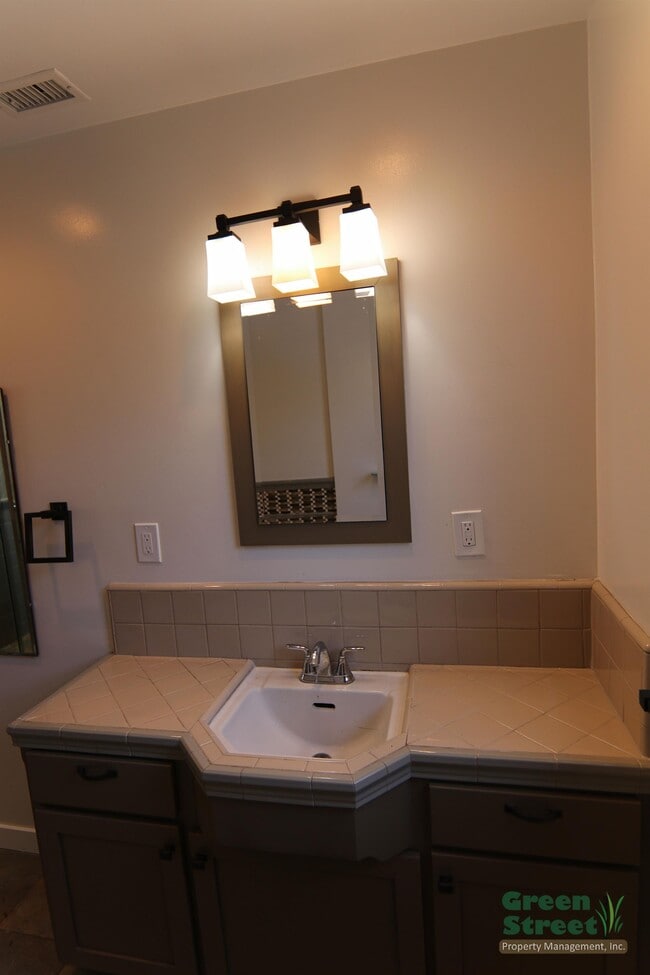 Building Photo - 2974 Maple Ct