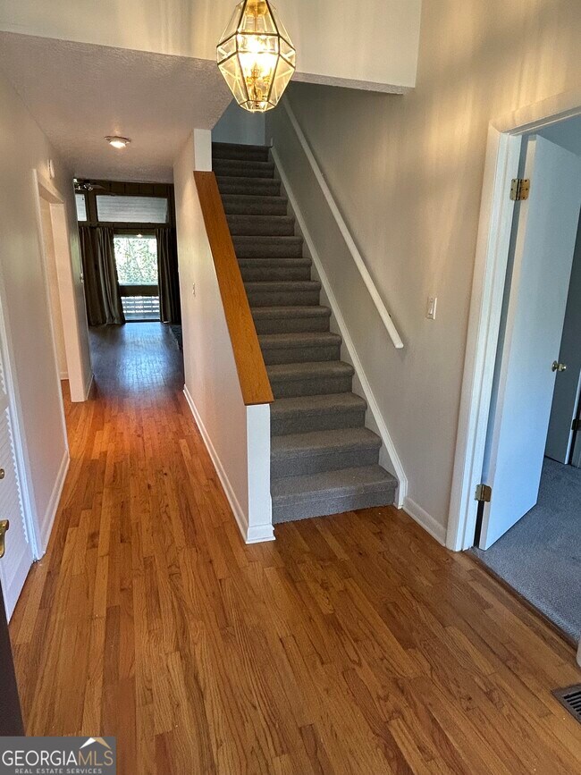 Building Photo - 180 Woodstone Dr