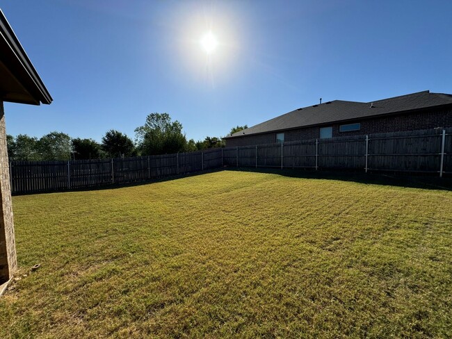 Building Photo - GORGEOUS 3 BEDROOM HOME WITH OFFICE SPACE ...