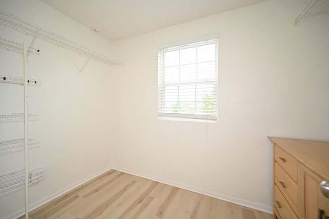 Building Photo - Nice 2 bedroom, 2.5 bath Townhouse with ba...