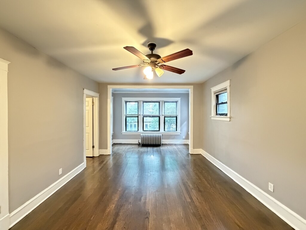 Building Photo - 3604 W Sunnyside Ave