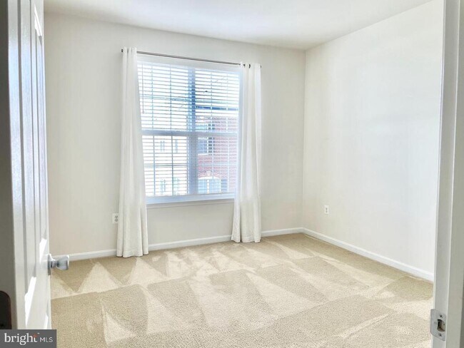 Building Photo - 43913 Centergate Dr