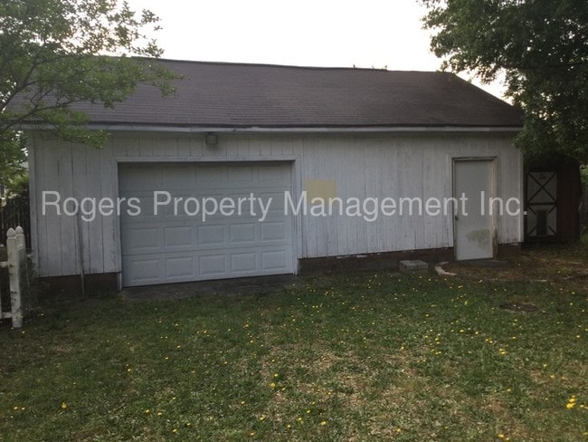 Building Photo - 207 Oak Ridge Ln