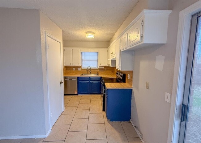 Building Photo - 733 W Perry Dr