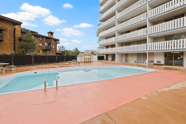 Building Photo - 900 Saturn Dr