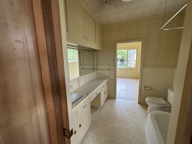 Back bathroom with tub and shower - 353 E Airport Ave