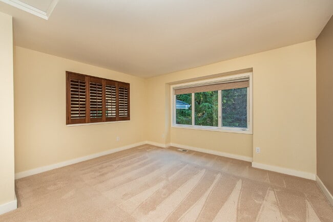 Building Photo - Beautiful Custom Home Overlooking Sequim Bay