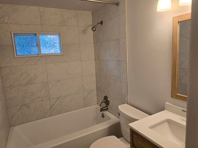 Building Photo - Three bedroom one bath in New Castle