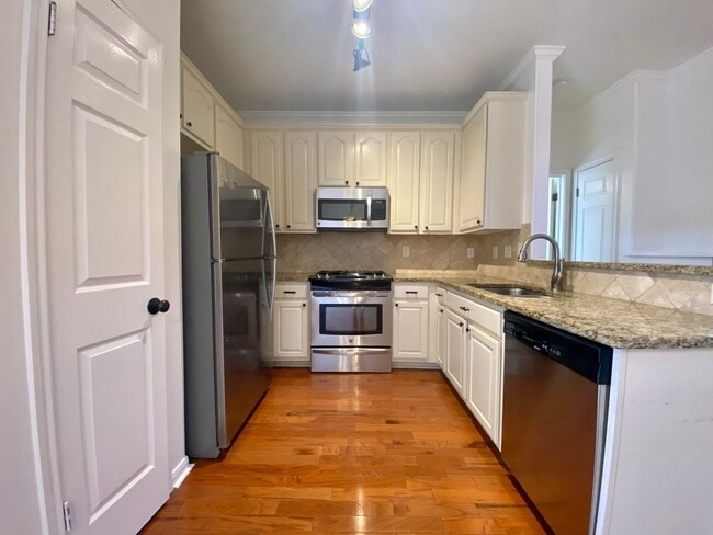 Building Photo - 3 Bedroom Townhouse Condo-North Austin!