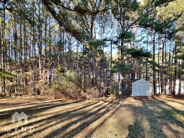 Building Photo - 7001 Lazy Breeze Cir