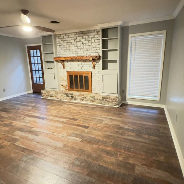Building Photo - 2009 Lake Trace Dr