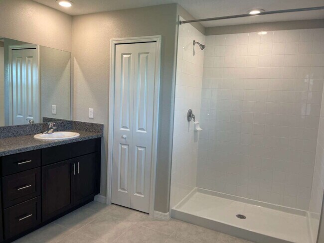 Building Photo - "Spacious 4-Bed Oasis with 2.5 Baths on Ra...