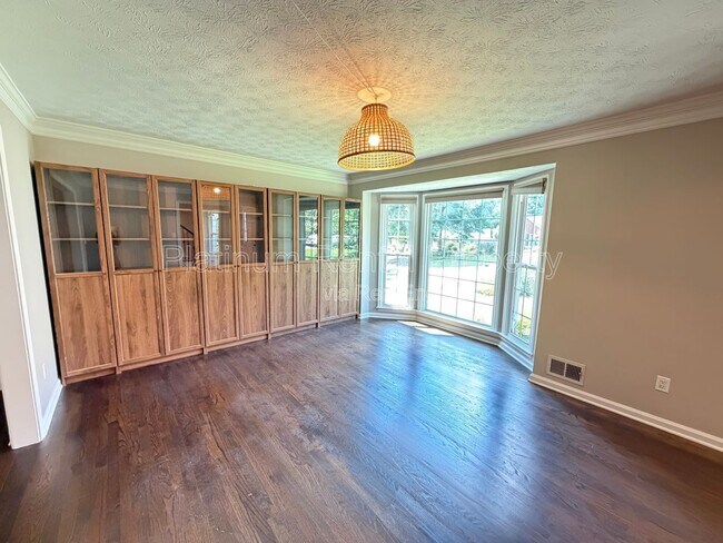 Building Photo - 467 Lees Trace SW